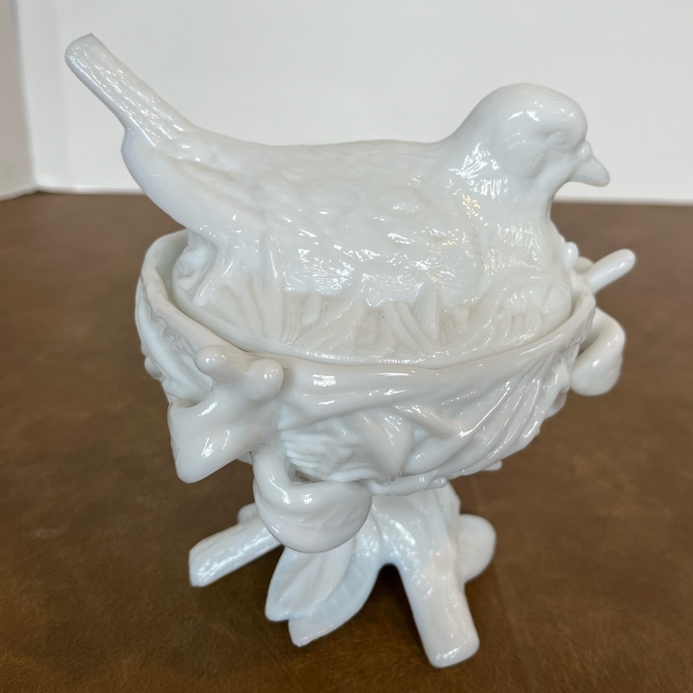 Vintage Westmoreland Milk Glass Bird in Nest Covered Candy/Trinket Dish - Picture 9 of 9